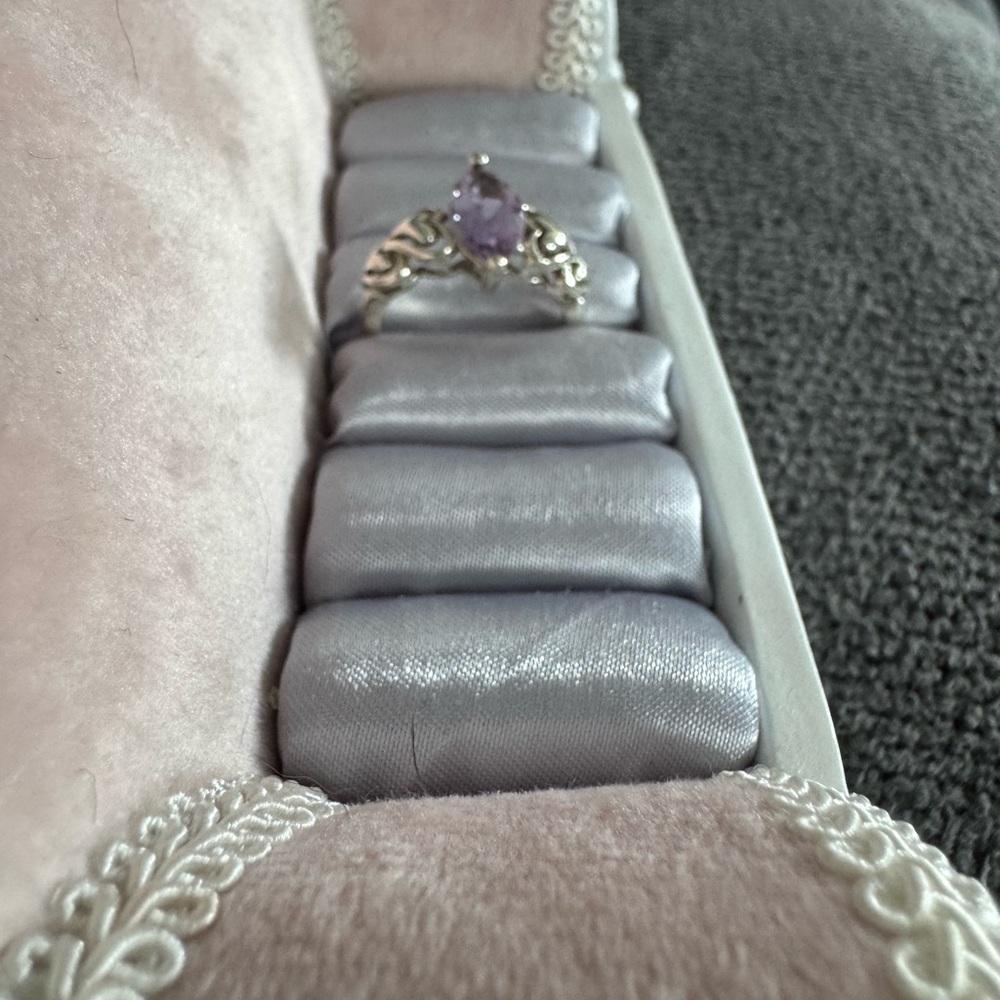 Elegant 925 Sterling Silver and genuine Amethyst heart ring. - Picture 10 of 15
